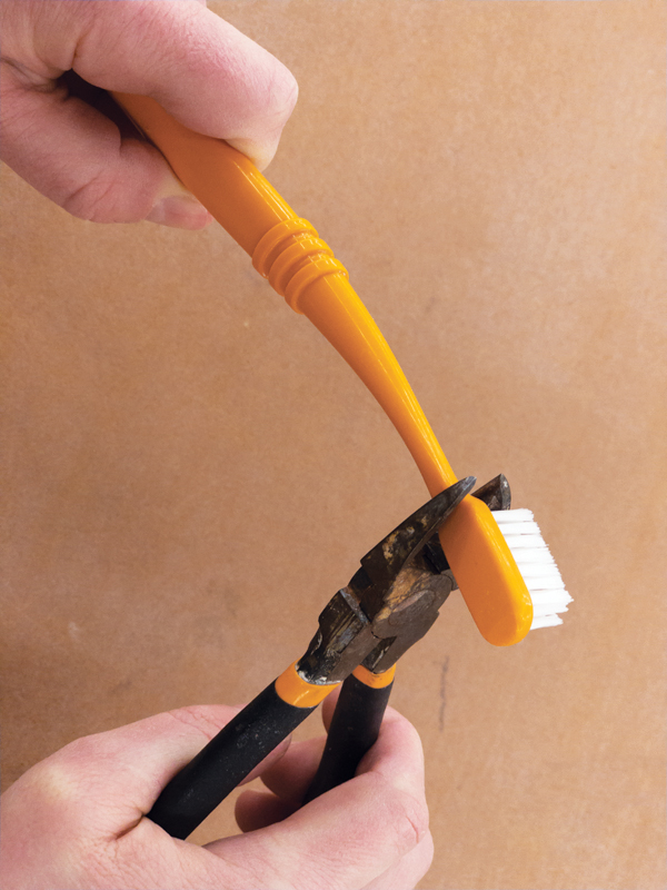 2 Use cutting pliers to remove the toothbrush head from the handle.