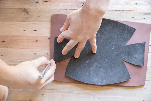 2 Cut the slab used for the lid mold using a template made to fit the mold’s interior. 