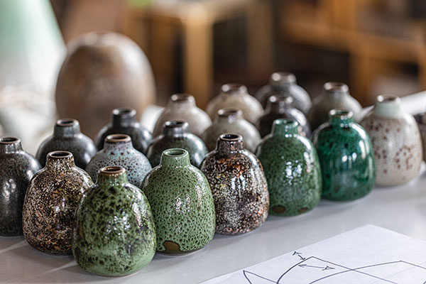 2 Experimental bud vases featured in Design Series 7: Bold Interpretation, to 3¾ in. (10 cm) in height, glaze and technique tests.