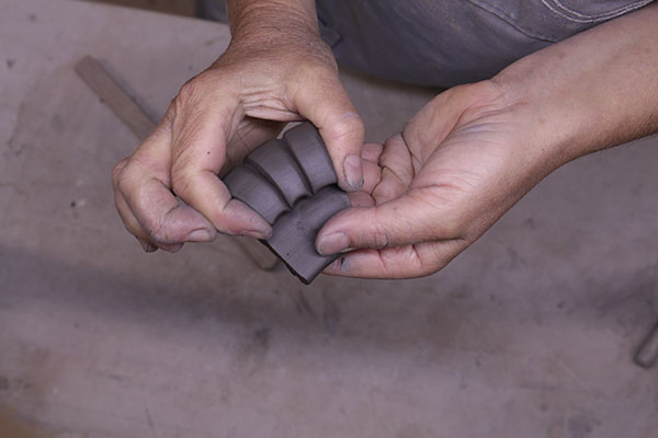5 Pinch together the top of the toes with your thumb and index finger. 1–5 Photos: Thorbjörn Söderqvist.
