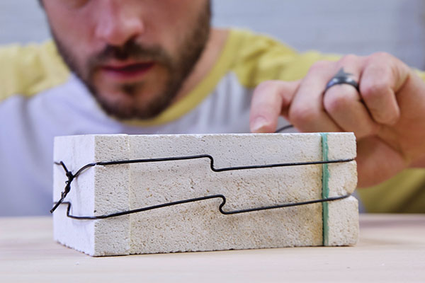 4 Bind the soft-brick mold sections together with steel wire.