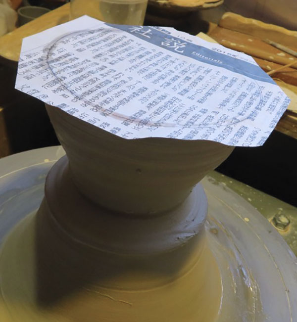 2 Place a piece of newsprint cut to 1 inch wider than the bowl rim’s diameter. Cutting the newsprint close to the diameter of each rim allows the pieces to fit together efficiently while drying.