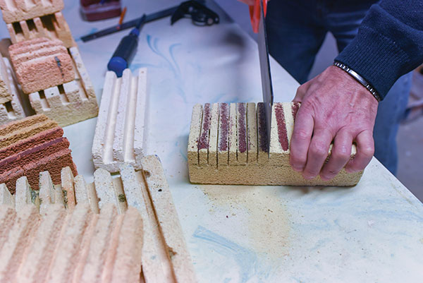 2 Mark the sections with iron oxide, then cut with a saw. Be sure to wear a dust mask when sawing or filing the brick. 