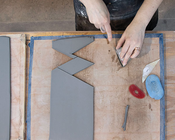 1 Cut the pieces for the trapezoid-shaped shelf and the 3 triangles that will compose the box of the planter with the templates.