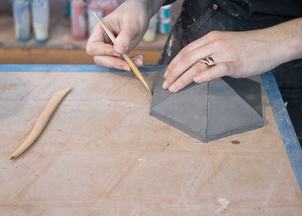 7 Smooth the edges with wooden tools and rubber ribs to create a smooth transition on all the planes.