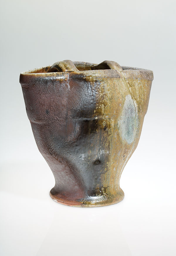 3 Trevor Youngberg’s fan vase, 9 in. (23 cm) in height, treadle wheel-thrown stoneware with Redart slip and natural ash glaze, anagama fired to cone 12. Photo: Jeff Becker.
