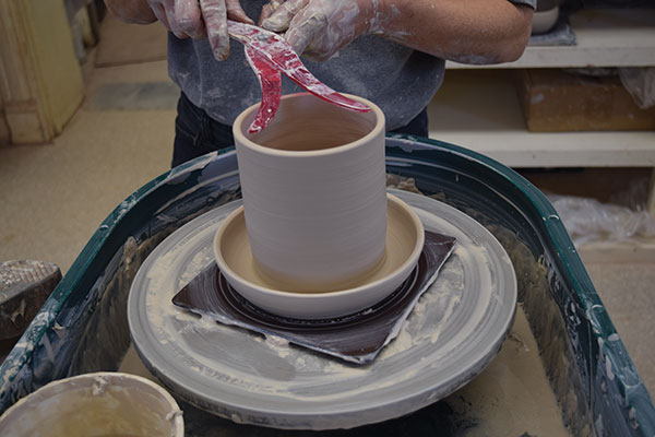 4 Measure inside the rim of the cylinder with calipers so you can make a lid that fits. 