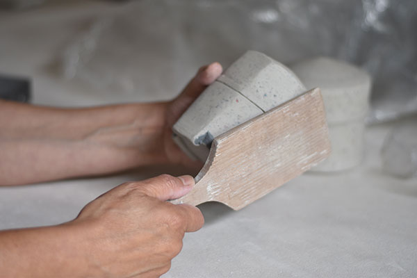 11 Place the lid onto the body, then paddle the sides of the urn to alter the shape. 