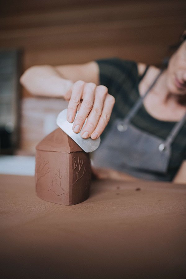 3 Sarah Pike building a teapot body. 1, 2 Photos: Eva Grace Photography.