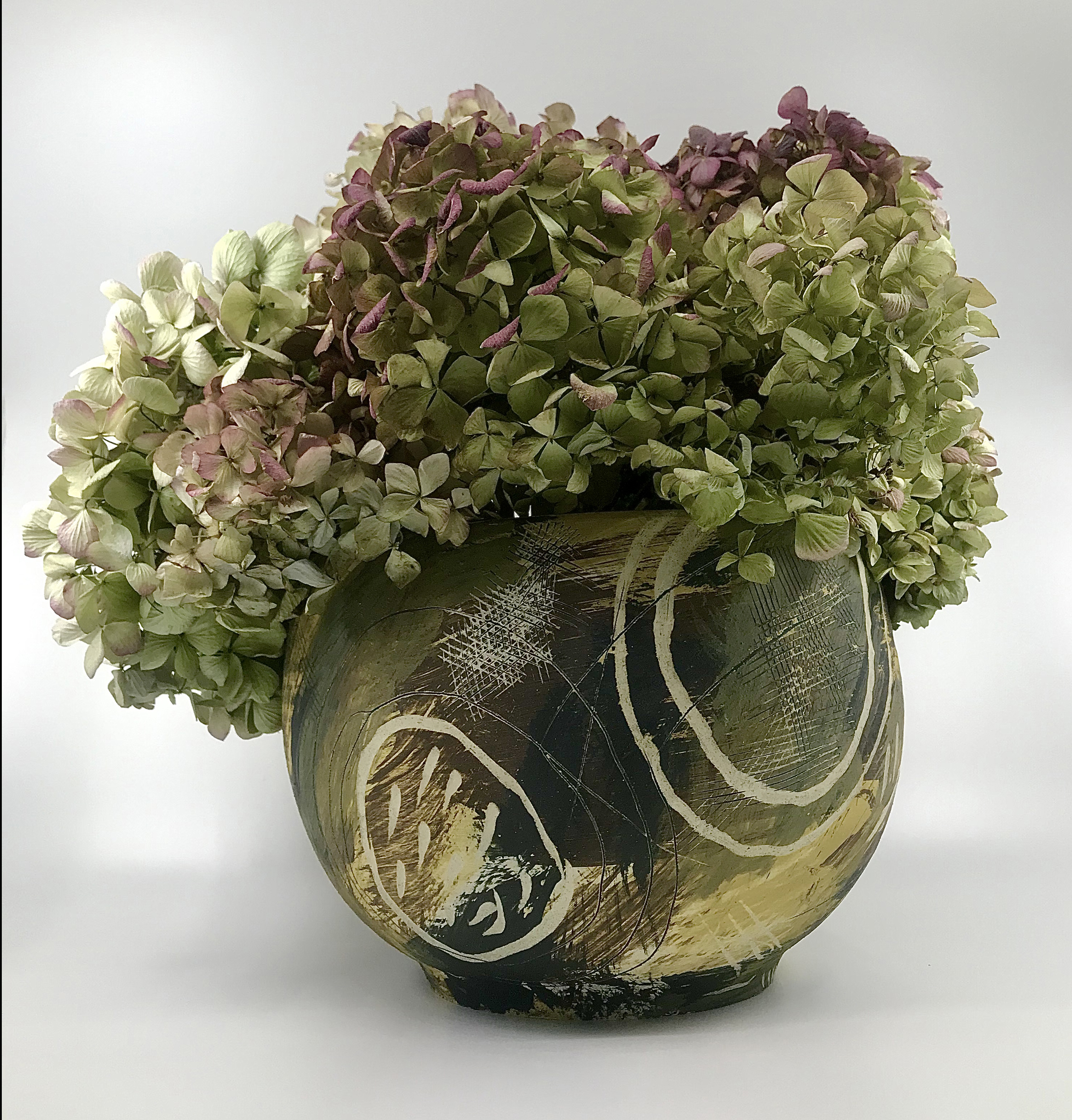 Linda Crossan, Dirt ‘neath my nails, 9 in. (23 cm) in height, wheel-thrown stoneware, slip-painted surface, sgrafﬁto, glazed interior, cone 6, 2019. www.crowsthreestudio.com