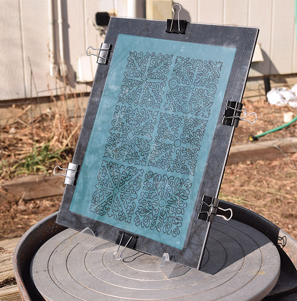 1 Set up the stencil and expose it for one minute in the sun.