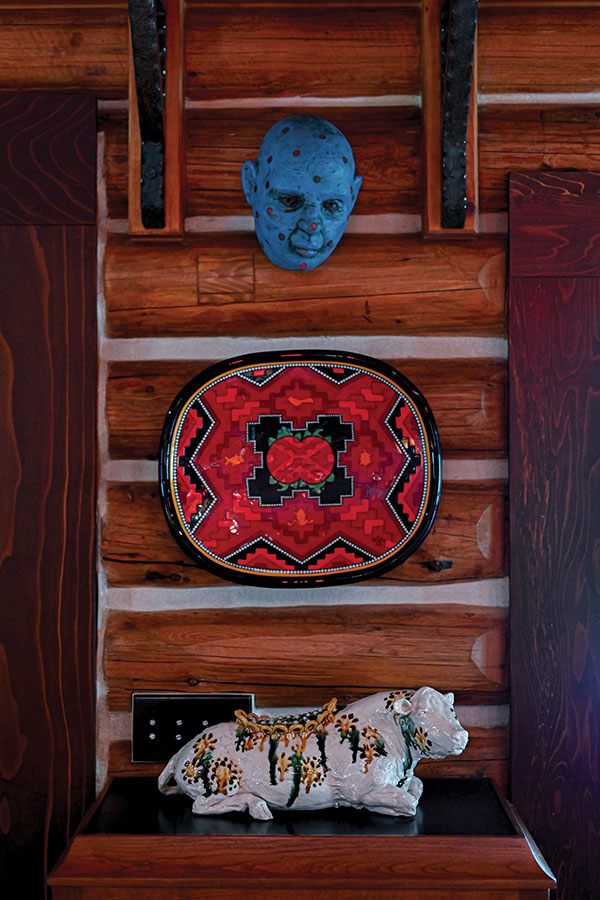 6 In the kitchen, a head by Tom Bartel looks down on a platter by Richard St. John anchored by Sue Tirrell’s flower brick bull. 