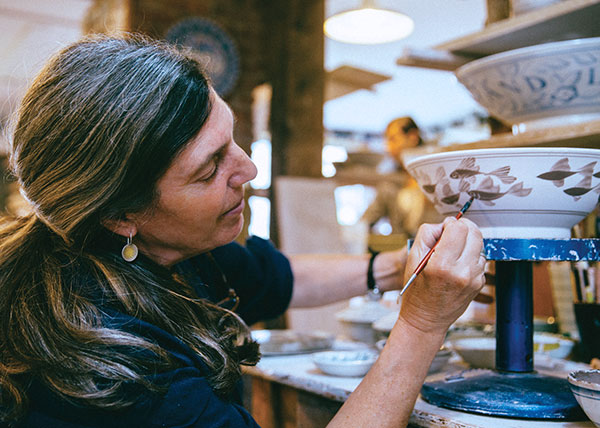 6 Miranda Thomas painting fish, 2018. Photo: Ben Fleishman.