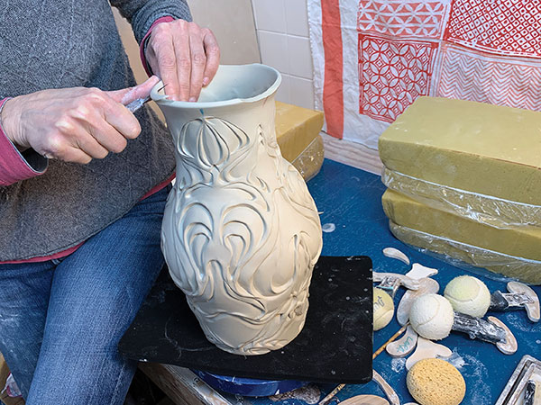 12 Use a knife with a thin blade to make cuts at three equal intervals on the rim.