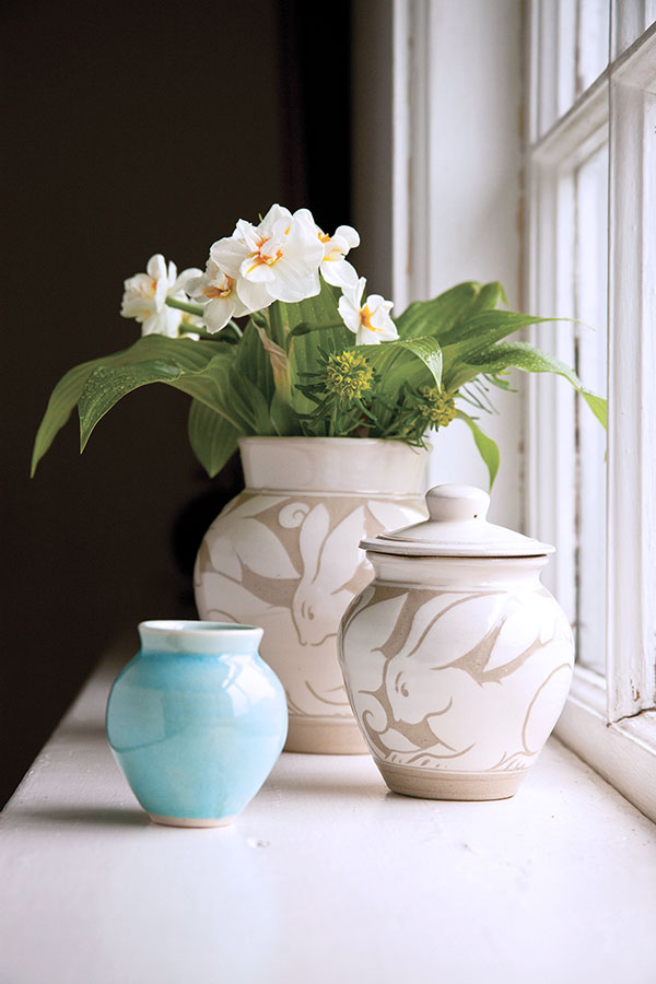 2 Rabbit Cream Carved Slipware with Blue Sky Vase, to 8½ in. (22cm) in height, 2014. Carved vase and covered jar: white-slipped stoneware, clear glaze. Blue Sky Vase: semi porcelain, copper glaze, high fired in oxidation, 2014. Photo: Jeremy Zietz.