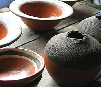 6 San Luis Jilotepeque pots on the table. Photo: Ruth Rosenfeld.