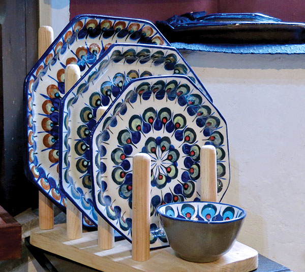 10 A bowl and plates with an abstract floral design made by potters in San Antonio Palopó. Photo: Casa de los Gigantes.