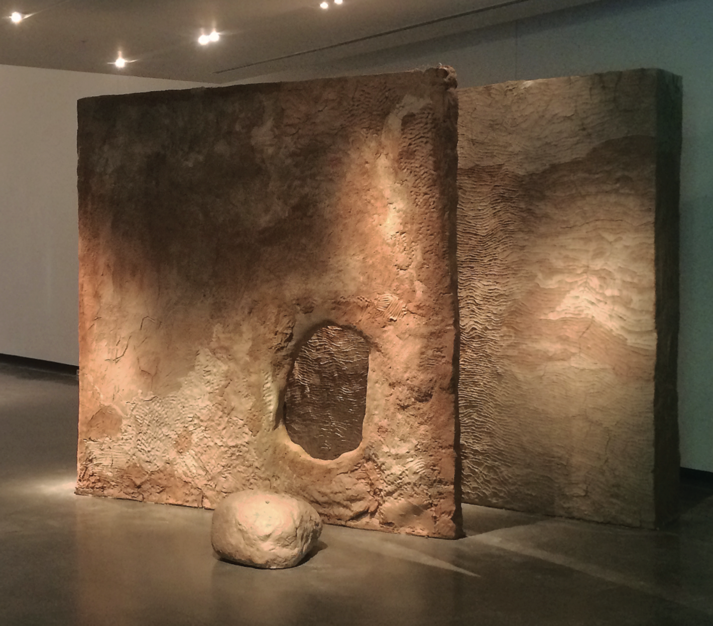 23 Ara Koh’s Cascade, 10 ft. (3 m) in height, unfired, raw clay installation, 2015.