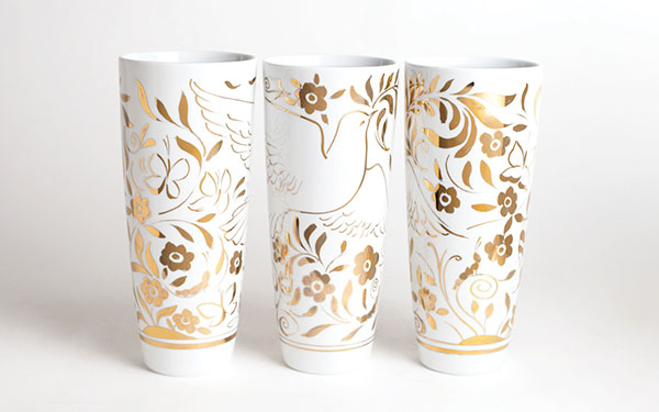 10 Metamorphosis to Freedom Vase, 13 in. (33 cm) in height, porcelain china, 24K Dresden gold luster, fired in oxidation, 2015. Presented as a Humanitarian Award by the United Nations Association NYC to GUCCI, 2015. Photo: Charles Shackleton.