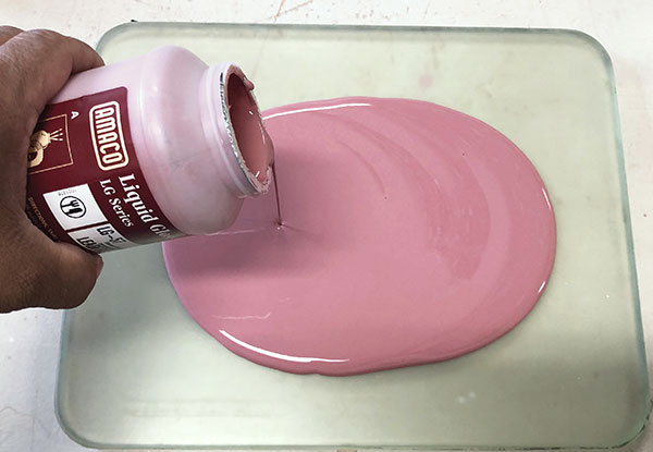 1 Pour a liquid glaze onto a frosted glass plate and allow it to dry.