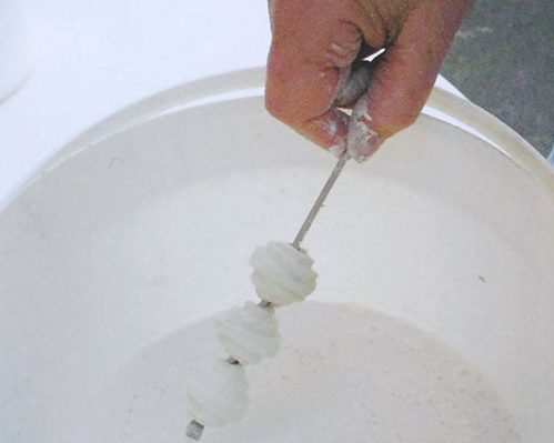 8 Dip bisque-fired beads in glaze. 1–8 Photos: David Crossfield.