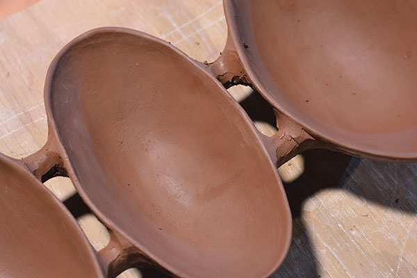 8 Smooth additional soft clay around the connection point and sculpt into shape. 5–8 Photos: Eric Tietz.