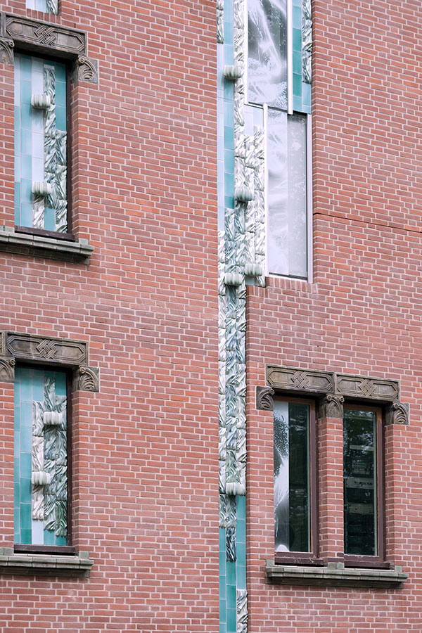 1 Babs Haenen’s porcelain architectural cladding for Stadsschouwburg (Civic Theatre) in Haarlem, the Netherlands.