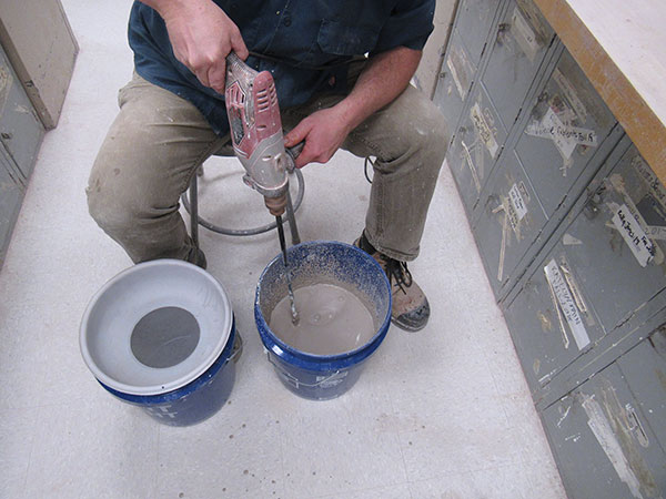 3 Finish mixing, then pour through a 60–80 mesh sieve.