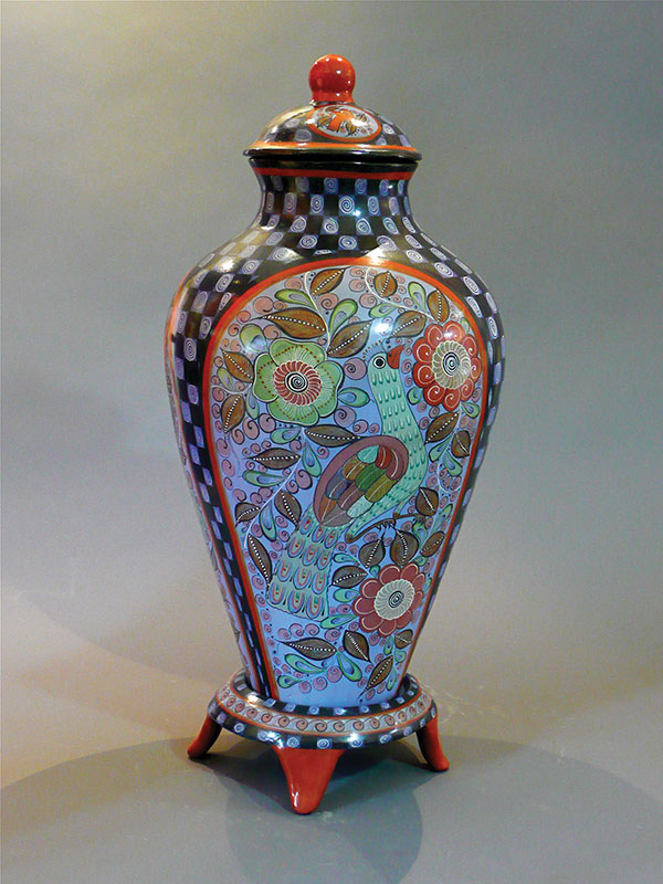 3 Luis Cortez’s lidded vessel. r