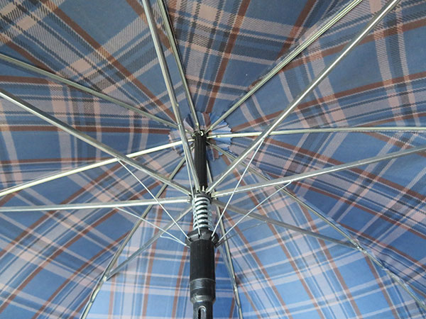 1 The interior structure of an umbrella is made of a variety of metal components. The pieces and rods possess a variety of strengths: some are thin and malleable, others are sturdy and comparatively thick.