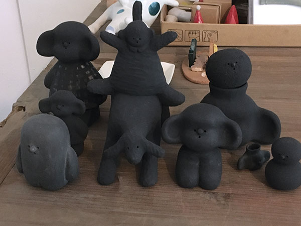 5 JianQin Zu’s figurative pieces, to 7 in. (17 cm) in height, cast and handbuilt earthenware.