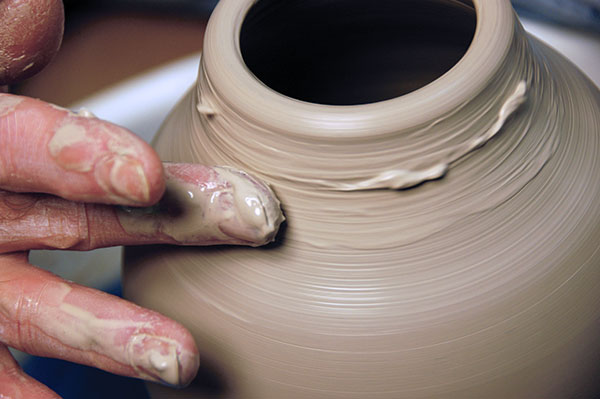 10 When the top becomes narrower, use slurry rather than water to lubricate the interior of the pot.