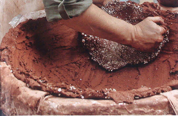 3 Pressing vermiculite into the clay body to help the thick walls dry evenly and make the bowl lighter after firing.