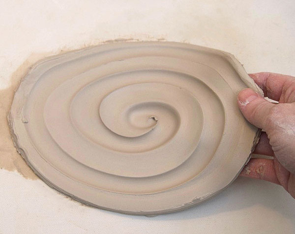 2 Oval the base by stretching it repeatedly to one side.