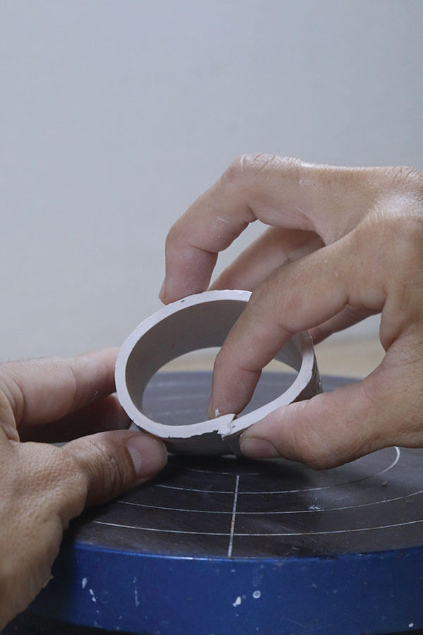 4 Bevel the edges, curve the slab to form an oval, score and brush water onto the edges, then overlap and join the seam.