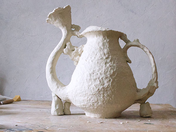 11 Prop up the pitcher’s handle and spout with waster clay supports. These should remain in place during drying and firing.