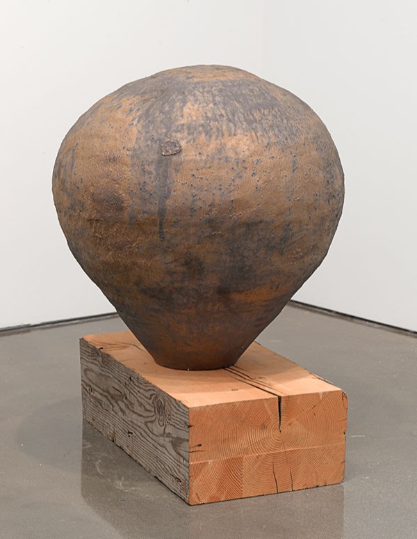 6 Vessel #16, 32½ in. (83 cm) in height, high-fired stoneware, glaze, custom-made plinth, 2020. Copyright Theaster Gates. Photos: Robert McKeever. Courtesy of Gagosian Gallery.