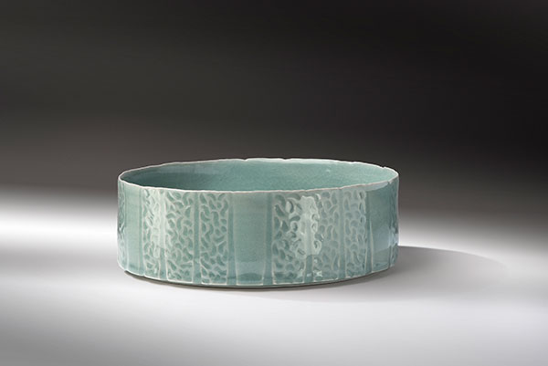 1 Marie-Laure Guerrier’s engraved basin, 9 in. (23 cm) in diameter, porcelain. Photo: Pierre Soissons.