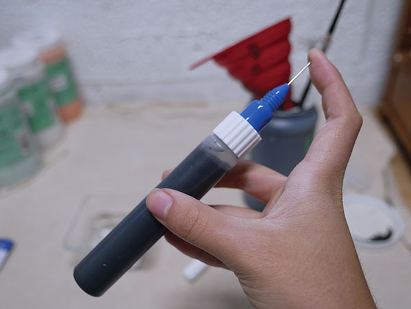 3 Screw the cap back on and shake until the underglaze is evenly diluted.