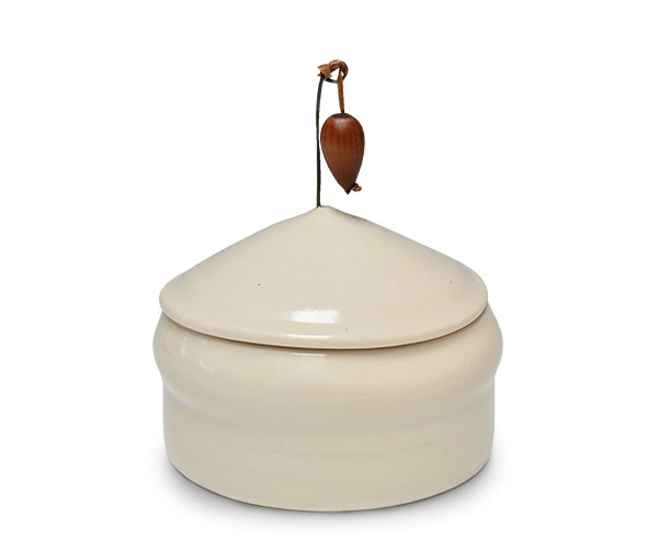 1 Sandy Simon’s covered jar, 5 in. (13 cm) in height, porcelain, glaze, nichrome wire, acorn, wax thread. Photo: Robert Brady.