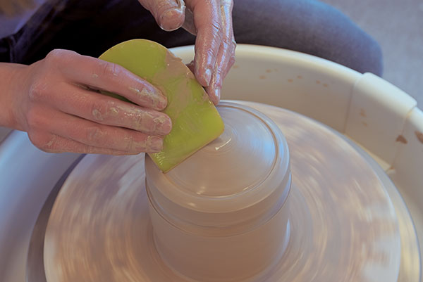 7 Use the sharp, 90° edge of a firm rib to make an accent line on the top of the lid.