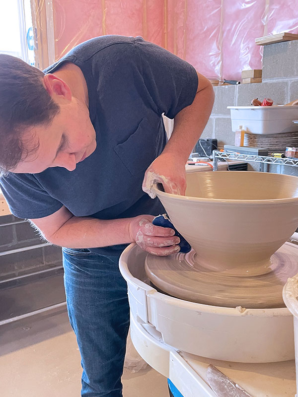 2 Use firm ribs and shaping pulls to widen and achieve the final bowl shape.