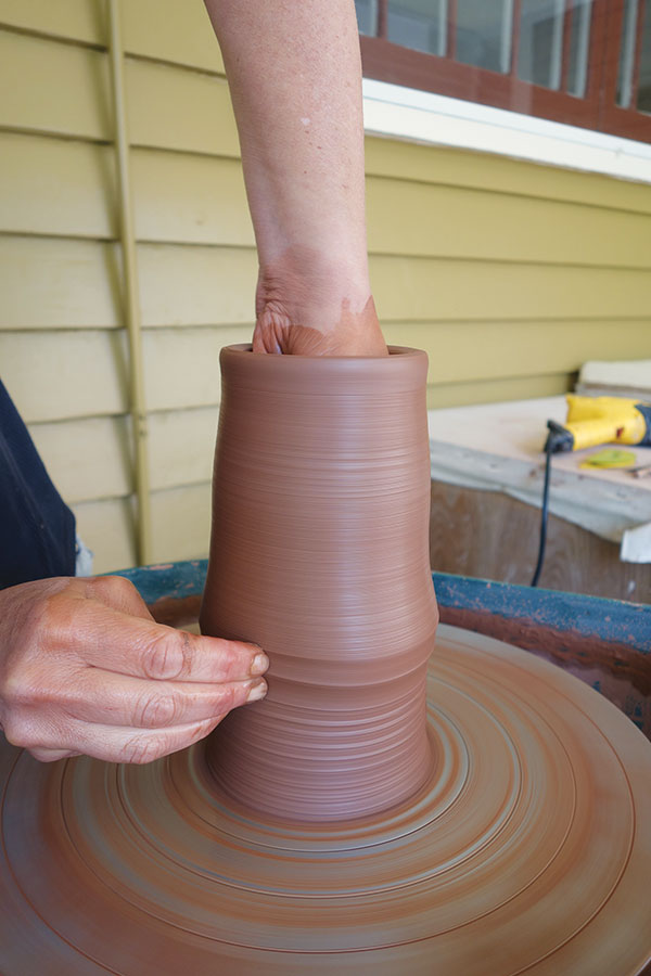 2 Use your fingertips or a knuckle to provide pressure when pulling up the wall without adding water.