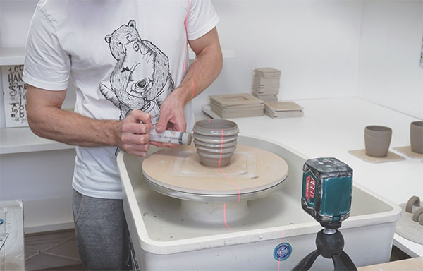 3 Once the slip has reached the desired thickness, lightly tap the bat on a surface to alter the banding pattern.