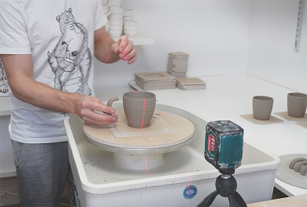 1 First make sure to check the handle’s shape and scale against the piece before adding slip.