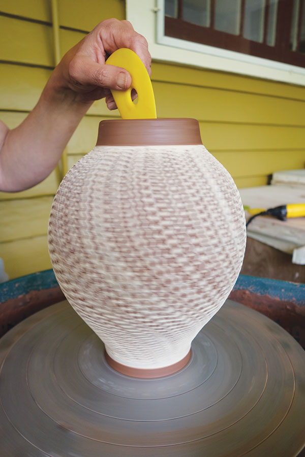 14 Use the curves of different ribs to shape the contour of the pot. Stretch until you are satisfied with the form and surface.
