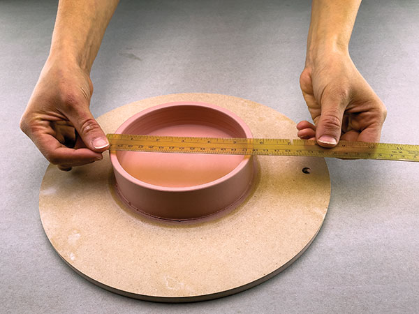 3 Throw a short dish with the pigmented clay to the same diameter as the cylinder.