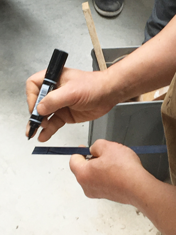 2 Marking the desired kana shape on the metal strip.
