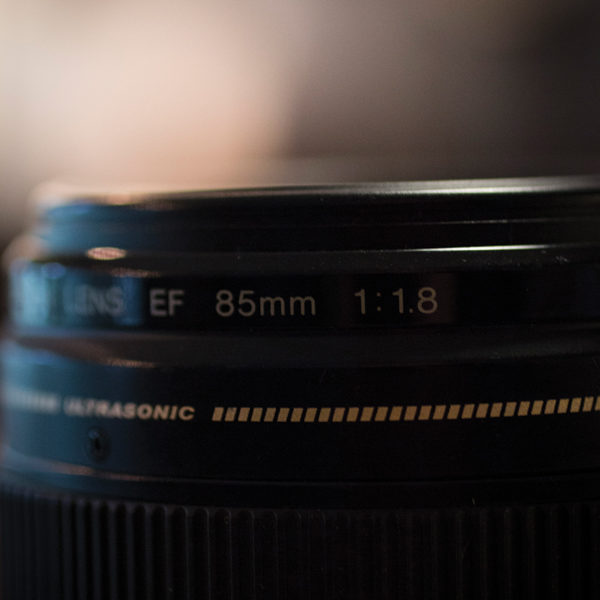 3 A prime lens with a fixed focal range (85 mm) with an aperture of 1:1.8.