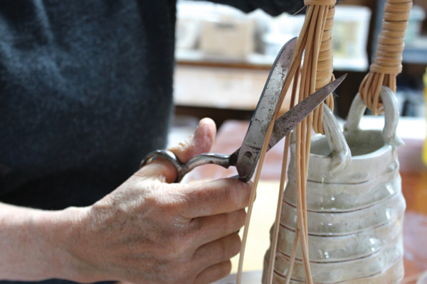 18 After the handle is completely wrapped, use a pair of scissors to cut the excess reed while it’s still damp.